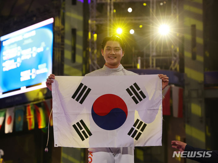 [파리=뉴시스] 김진아 기자 = 오상욱이 27일(현지시간) 프랑스 파리 그랑 팔레에서 열린 파리 올림픽 펜싱 남자 사브르 개인 결승 튀니지 파레스 페르자니와의 경기에서 금메달을 확정 지은 뒤 기뻐하고 있다. 2024.07.28. bluesoda@newsis.com