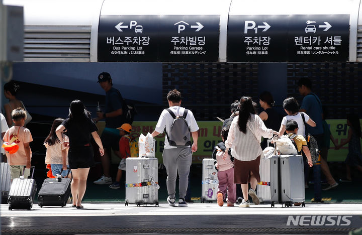 [제주=뉴시스] 우장호 기자 = 본격적인 여름 휴가철이 시작된 28일 오전 제주국제공항 내 렌터카하우스에서 관광객들이 공항과 렌터카 회사를 오가는 셔틀버스에 탑승하기 위해 터미널로 향하고 있다. 2024.07.28. woo1223@newsis.com