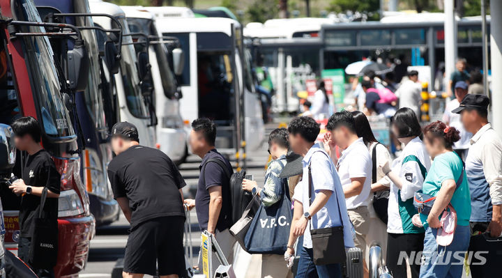 여름휴가 숙소와 여행 예약 환불 분쟁을 설명하는 제주국제공항 관광객 모습. 사진=우장호 기자 / 뉴시스
