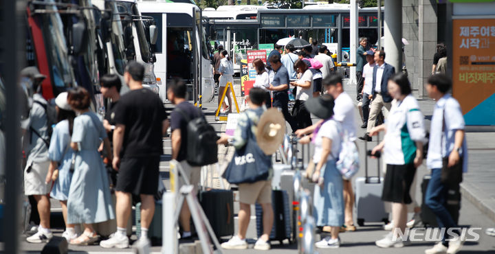[제주=뉴시스] 우장호 기자 = 제주국제공항 내 렌터카하우스에서 관광객들이 공항과 렌터카 회사를 오가는 셔틀버스에 탑승하고 있다. (사진=뉴시스DB) woo1223@newsis.com
