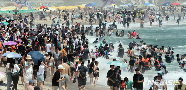 [부산=뉴시스] 하경민 기자 = 지난해 7월 28일 부산 해운대구 해운대해수욕장을 찾은 시민과 관광객들이 물놀이를 즐기고 있다. 2024.07.28. yulnetphoto@newsis.com