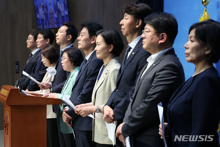 [서울=뉴시스] 조성우 기자 = 최민희(오른쪽) 국회 과학기술정보방송통신위원장과 김현(왼쪽 다섯 번째) 간사를 비롯한 더불어민주당 의원, 조국혁신당 의원들이 28일 오후 서울 여의도 국회 소통관에서 이진숙 방송통신위원장 후보자 '법인카드 사적 유용 의혹' 관련 대전MBC 현장검증 결과 발표 기자회견을 하고 있다. 2024.07.28. xconfind@newsis.com