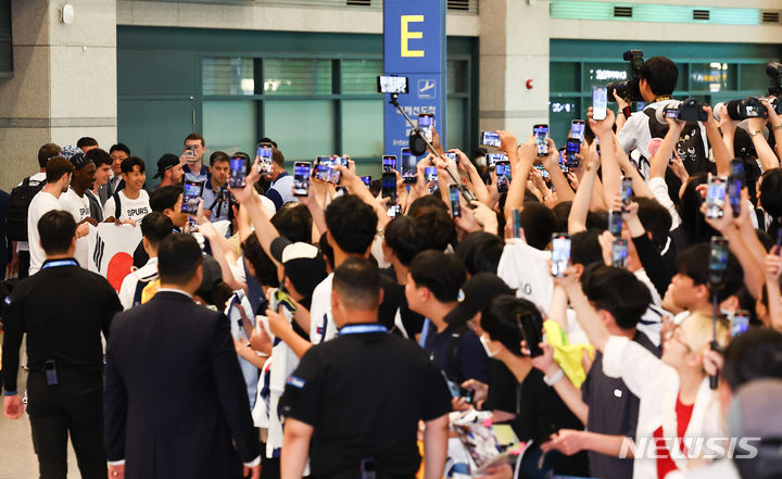 [인천공항=뉴시스] 김근수 기자 = 잉글랜드 프로축구 프리미어리그(EPL) 토트넘 홋스퍼 주장 손흥민과 벤 데이비스 등 토트넘 홋스퍼 선수들이 28일 인천 중구 인천국제공항 제1여객터미널을 통해 입국하고 있다.   토트넘 홋스퍼는 오는 31일과 8월 3일 서울월드컵경기장에서 '팀 K리그'와 '바이에른 뮌헨'과 '쿠팡플레이 시리즈' 경기를 치를 예정이다. 2024.07.28. ks@newsis.com