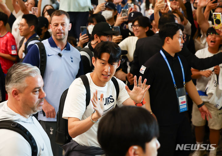 [인천공항=뉴시스] 김근수 기자 = 잉글랜드 프로축구 프리미어리그(EPL) 토트넘 홋스퍼 주장 손흥민이 28일 인천 중구 인천국제공항 제1여객터미널을 통해 입국하고 있다.   토트넘 홋스퍼는 오는 31일과 8월 3일 서울월드컵경기장에서 '팀 K리그'와 '바이에른 뮌헨'과 '쿠팡플레이 시리즈' 경기를 치를 예정이다. 2024.07.28. ks@newsis.com