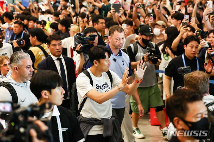 [인천공항=뉴시스] 김근수 기자 = 잉글랜드 프로축구 프리미어리그(EPL) 토트넘 홋스퍼 주장 손흥민이 28일 인천 중구 인천국제공항 제1여객터미널을 통해 입국하고 있다.   토트넘 홋스퍼는 오는 31일과 8월 3일 서울월드컵경기장에서 '팀 K리그'와 '바이에른 뮌헨'과 '쿠팡플레이 시리즈' 경기를 치를 예정이다. 2024.07.28. ks@newsis.com