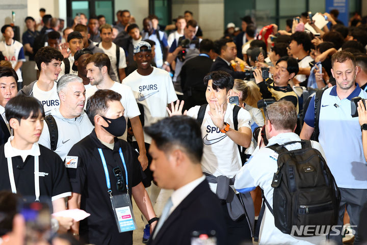 [인천공항=뉴시스] 김근수 기자 = 잉글랜드 프로축구 프리미어리그(EPL) 토트넘 홋스퍼 주장 손흥민과 벤 데이비스 등 토트넘 홋스퍼 선수들이 28일 인천 중구 인천국제공항 제1여객터미널을 통해 입국하고 있다.   토트넘 홋스퍼는 오는 31일과 8월 3일 서울월드컵경기장에서 '팀 K리그'와 '바이에른 뮌헨'과 '쿠팡플레이 시리즈' 경기를 치를 예정이다. 2024.07.28. ks@newsis.com