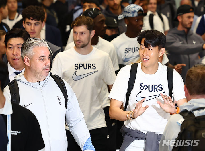 [인천공항=뉴시스] 김근수 기자 = 잉글랜드 프로축구 프리미어리그(EPL) 토트넘 홋스퍼 주장 손흥민과 벤 데이비스 등 토트넘 홋스퍼 선수들이 28일 인천 중구 인천국제공항 제1여객터미널을 통해 입국하고 있다.   토트넘 홋스퍼는 오는 31일과 8월 3일 서울월드컵경기장에서 '팀 K리그'와 '바이에른 뮌헨'과 '쿠팡플레이 시리즈' 경기를 치를 예정이다. 2024.07.28. ks@newsis.com