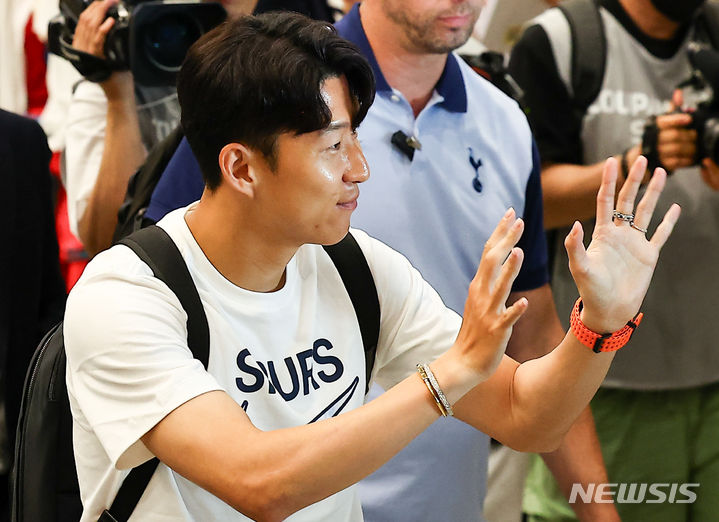 [인천공항=뉴시스] 김근수 기자 = 잉글랜드 프로축구 프리미어리그(EPL) 토트넘 홋스퍼 주장 손흥민이 28일 인천 중구 인천국제공항 제1여객터미널을 통해 입국하고 있다.   토트넘 홋스퍼는 오는 31일과 8월 3일 서울월드컵경기장에서 '팀 K리그'와 '바이에른 뮌헨'과 '쿠팡플레이 시리즈' 경기를 치를 예정이다. 2024.07.28. ks@newsis.com