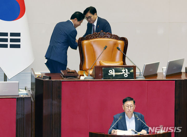 [서울=뉴시스] 조성우 기자 = 우원식 국회의장이 28일 오후 서울 여의도 국회에서 열린 제416회 국회(임시회) 제1차 본회의에서 방송문화진흥회법 일부개정법률안에 반대하는 유용원 국민의힘 의원의 필리버스터(무제한 토론) 중 이학영 부의장과 교대하고 있다. 2024.07.28. xconfind@newsis.com