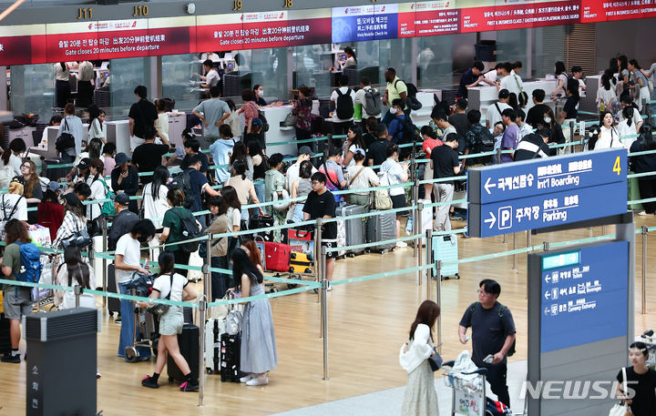 [인천공항=뉴시스] 김근수 기자 = 여름 휴가철 맞은 28일 인천 중구 인천국제공항 제1여객터미널 출국장에서 여행객들이 출국준비를 하고 있다. 2024.07.28. ks@newsis.com