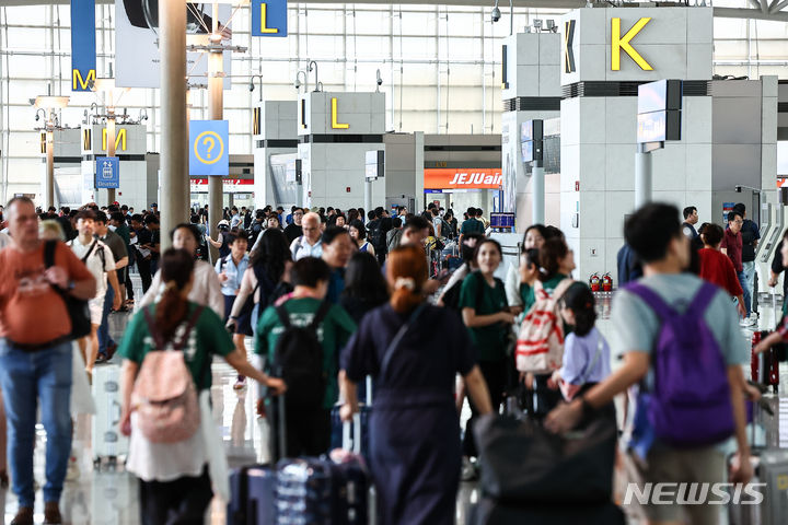 [인천공항=뉴시스] 김근수 기자 = 여름 휴가철 맞은 28일 인천 중구 인천국제공항 제1여객터미널 출국장에서 여행객들이 출국준비를 하고 있다. 2024.07.28. ks@newsis.com