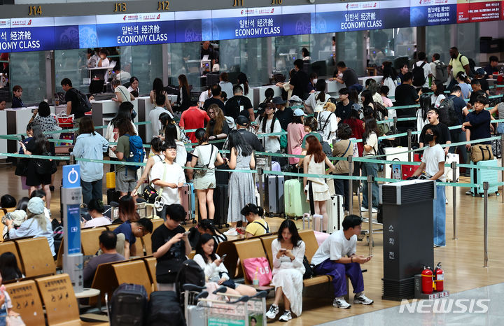 [인천공항=뉴시스] 김근수 기자 = 여름 휴가철 맞은 28일 인천 중구 인천국제공항 제1여객터미널 출국장에서 여행객들이 출국준비를 하고 있다. 2024.07.28. ks@newsis.com