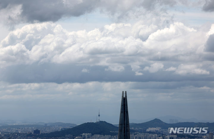 [광주(경기)=뉴시스] 김명년 기자 =  경기 광주시 남한산성에서 바라본 서울 도심 위로 먹구름이 끼어 있다. 2024.07.28. kmn@newsis.com