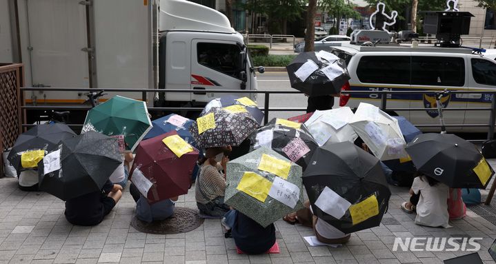 [서울=뉴시스] 김선웅 기자 = 티몬·위메프 미정산 피해자들이 28일 서울 강남구 큐텐(티몬·위메프의 모기업) 본사 앞에서 환불 및 대책 마련 등을 촉구하고 있다. 2024.07.28. mangusta@newsis.com