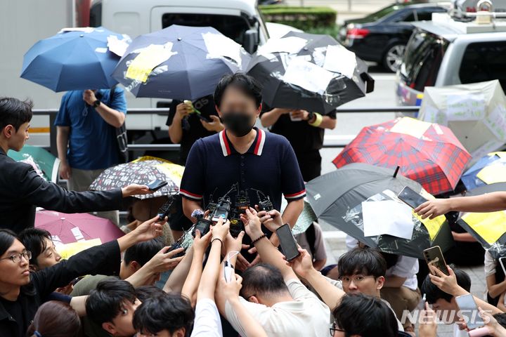 [서울=뉴시스] 김선웅 기자 = 티몬·위메프 미정산 피해자들이 28일 서울 강남구 큐텐(티몬·위메프의 모기업) 본사 앞에서 환불 및 대책 마련 등을 촉구하고 있다. 2024.07.28. mangusta@newsis.com