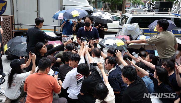 [서울=뉴시스] 김선웅 기자 = 티몬·위메프 미정산 피해자들이 28일 서울 강남구 큐텐(티몬·위메프의 모기업) 본사 앞에서 환불 및 대책 마련 등을 촉구하고 있다. 2024.07.28. mangusta@newsis.com