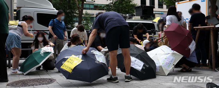 [서울=뉴시스] 김선웅 기자 = 티몬·위메프 미정산 피해자들이 28일 서울 강남구 큐텐(티몬·위메프의 모기업) 본사 앞에서 환불 및 대책 마련 등을 촉구하고 있다. 2024.07.28. mangusta@newsis.com