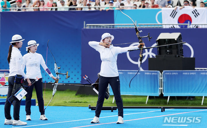 [파리=뉴시스] 김진아 기자 = 임시현이 28일(현지시간) 프랑스 파리 레쟁발리드에서 열린 파리 올림픽 양궁 여자 단체전 준결승 네델란드와의 경기에서 활시위를 당기고 있다. 2024.07.28. bluesoda@newsis.com