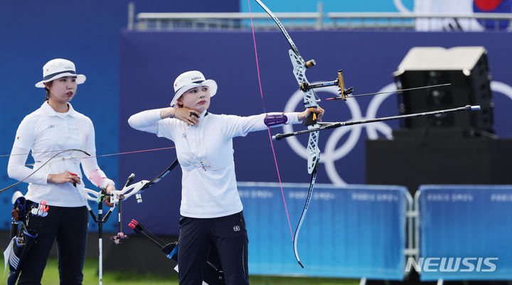 [파리=뉴시스] 김진아 기자 = 전훈영이 28일(현지시간) 프랑스 파리 레쟁발리드에서 열린 파리올림픽 양궁 여자 단체전 준결승 네델란드와의 경기에서 활을 쏘고 있다. 2024.07.28. bluesoda@newsis.com