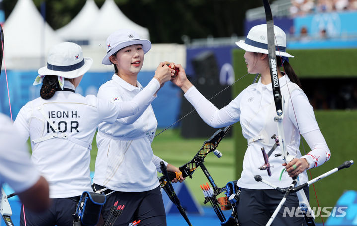 [파리=뉴시스] 김진아 기자 = 임시현, 전훈영, 남수현이 28일(현지시간) 프랑스 파리 레쟁발리드에서 열린 파리 올림픽 양궁 여자 단체전 준결승 네델란드와의 경기에서 밝은 표정으로 하이파이브를 하고 있다. 2024.07.28. bluesoda@newsis.com