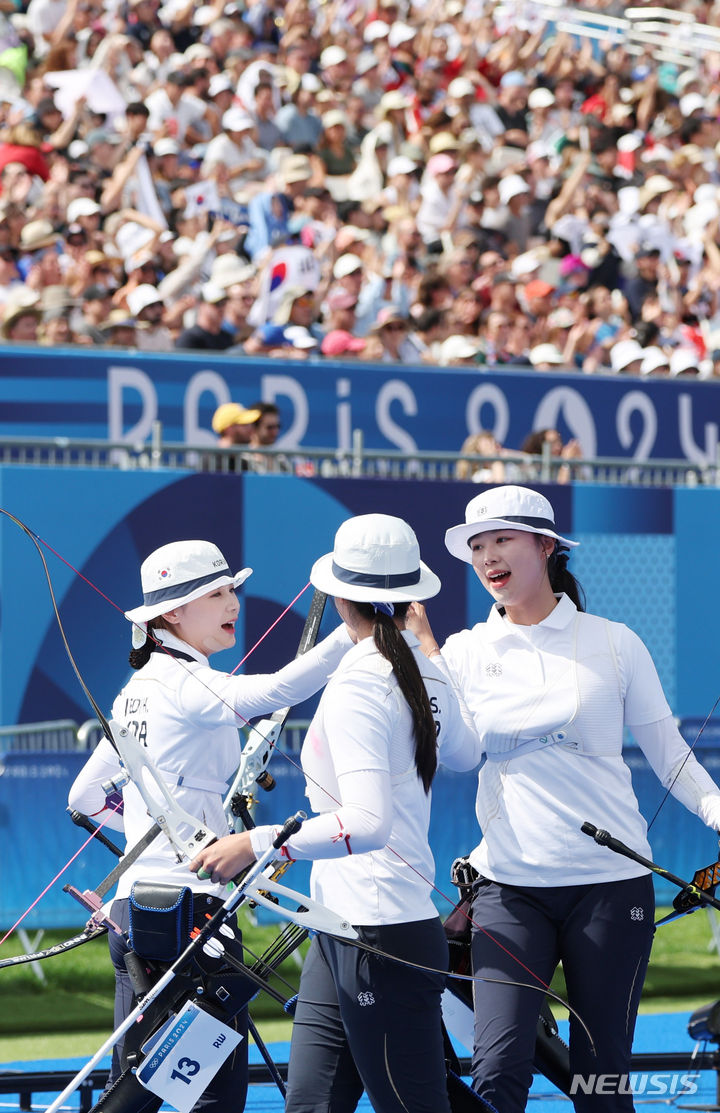 [파리=뉴시스] 김진아 기자 = 임시현, 전훈영, 남수현이 28일(현지시간) 프랑스 파리 레쟁발리드에서 열린 파리 올림픽 양궁 여자 단체전 준결승 네델란드와의 경기에서 밝은 표정으로 하이파이브를 하고 있다. 2024.07.28. bluesoda@newsis.com