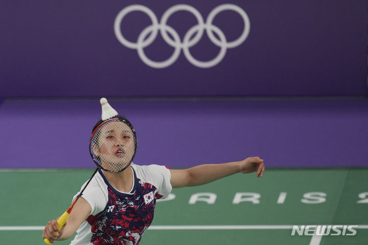 [파리=AP/뉴시스] 안세영이 28일(현지시각) 프랑스 파리 라 샤펠 아레나에서 열린 파리 올림픽 배드민턴 여자 단식 조별예선 불가리아 칼로야나 날반토바 선수와의 경기에서 공격을 시도하고 있다. 2024.07.29.