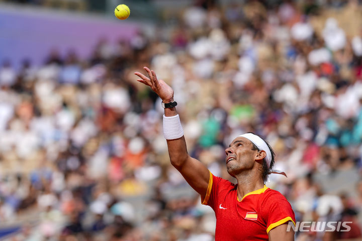 [파리=AP/뉴시스]라파엘 나달(스페인)이 29일(한국시각) 프랑스 파리 스타드 롤랑가로스에서 열린 파리올림픽 테니스 남자 단식 1회전에서 마르톤 푸초비치(헝가리)를 꺾었다. 2024.07.28.