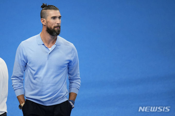 [파리=AP/뉴시스]마이클 펠프스가 2024 파리올림픽 수영 경기가 열리는 프랑스 파리 라데팡스 수영장 데크 위를 걸어가고 있다. 2024.07.29.