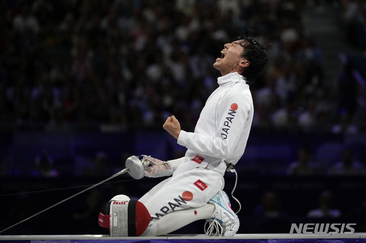 [파리=AP/뉴시스] 펜싱 남자 에페 가노 고키(26·일본)가 일본 펜싱 역사상 첫 개인전 금메달리스트가 됐다. 사진은 가노가 28일(현지시각) 프랑스 파리의 그랑 팔레에서 열린 2024 파리올림픽 펜싱 남자 에페 결승전에서 야니크 보렐(프랑스)을 15-9로 이긴 후 포효하는 모습. 2024.07.28. 