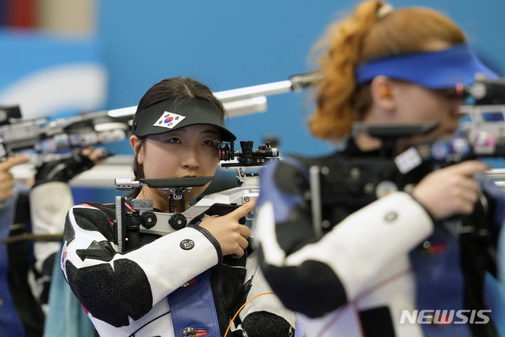 [샤토루=AP/뉴시스]반효진은 29일(현지시각) 프랑스 샤로투 슈팅센터에서 열린 대회 공기소총 10m 여자 개인전에서 251.8점을 쏴 황위팅(중국)과 동률을 이룬 뒤 슛오프에서 10.4점을 기록, 10.3점에 그친 황위팅을 제치고 금메달을 목에 걸었다. 2024.07.29.