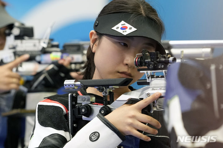 [샤토루=AP/뉴시스] 반효진이 28일(현지시각) 프랑스 샤토루 슈팅 센터에서 열린 2024 파리올림픽 사격 여자 10m 공기소총 결선에서 경기하고 있다. 반효진은 황위팅(중국)과 올림픽 신기록인 251.8로 동점을 기록한 후 슛오프 끝에 0.1점 차이로 승리하며 대한민국 최연소 금메달리스트이자 하계 올림픽 100번째 금메달을 따냈다. 2024.07.29.