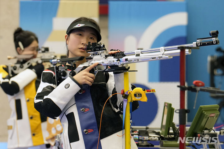 [샤토루=AP/뉴시스] 반효진이 29일(현지시각) 프랑스 샤토루 슈팅 센터에서 열린 2024 파리올림픽 사격 여자 10m 공기소총 결선에서 경기하고 있다. 반효진은 황위팅(중국)과 올림픽 신기록인 251.8로 동점을 기록한 후 슛오프 끝에 0.1점 차이로 승리하며 대한민국 최연소 금메달리스트이자 하계 올림픽 100번째 금메달을 따냈다. 2024.07.29.