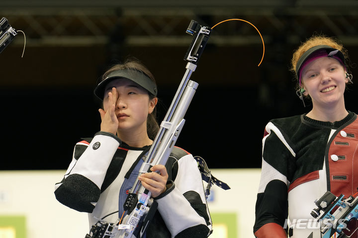 [샤토루=AP/뉴시스] 반효진이 29일(현지시각) 프랑스 샤토루 슈팅 센터에서 열린 2024 파리올림픽 사격 여자 10m 공기소총 결선에서 금메달을 딴 후 살짝 눈물을 보이고 있다. 반효진은 황위팅(중국)과 올림픽 신기록인 251.8로 동점을 기록한 후 슛오프 끝에 0.1점 차이로 승리하며 대한민국 최연소 금메달리스트이자 대한민국 하계 올림픽 100번째 금메달을 따냈다. 2024.07.29.