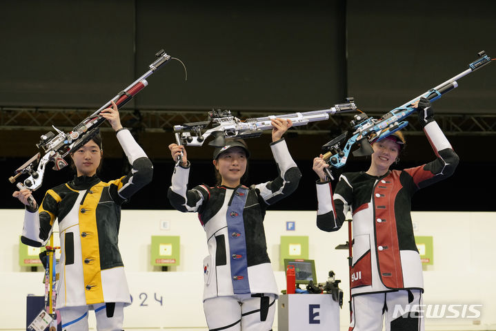 [샤토루=AP/뉴시스] 반효진(가운데)이 29일(현지시각) 프랑스 샤토루 슈팅 센터에서 열린 2024 파리올림픽 사격 여자 10m 공기소총 결선에서 금메달을 딴 후 세리머니하고 있다. 반효진은 황위팅(중국)과 올림픽 신기록인 251.8로 동점을 기록한 후 슛오프 끝에 0.1점 차이로 승리하며 대한민국 최연소 금메달리스트이자 대한민국 하계 올림픽 100번째 금메달을 따냈다. 2024.07.29.