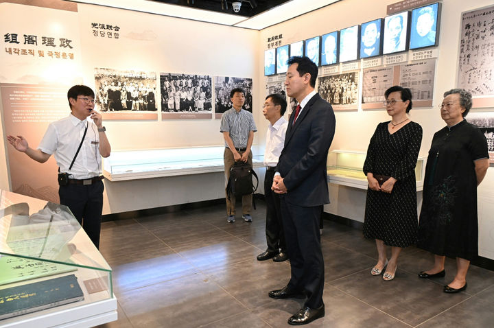 [충칭(중국)=뉴시스]오세훈 서울시장이 28일(현지시간) 중국 충칭시에 위치한 대한민국 임시정부청사를 방문해 항일운동에 관한 전시를 살펴보고 관계자로부터  설명을 듣고 있다.. 2024.07.28. (사진=서울시 제공)  *재판매 및 DB 금지