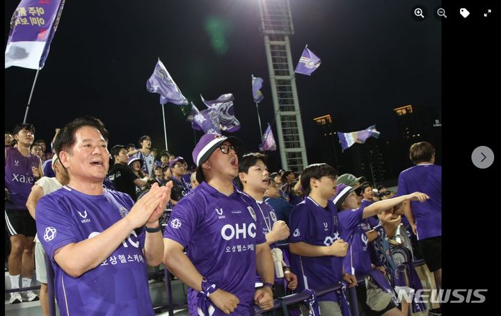 [안양=뉴시스] 최대호 안양시장이 프로축구 'FC 안양'을 응원하고 있다. (사진=페이스북 캡처).&nbsp; *재판매 및 DB 금지&nbsp; 