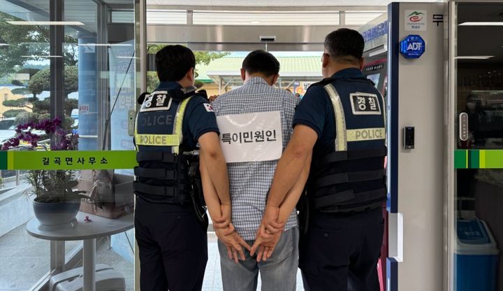 [창녕=뉴시스] 특이 민원인 모의훈련을 하고 있다. (사진=창녕군 제공) 2024.07.29. photo@newsis.com *재판매 및 DB 금지