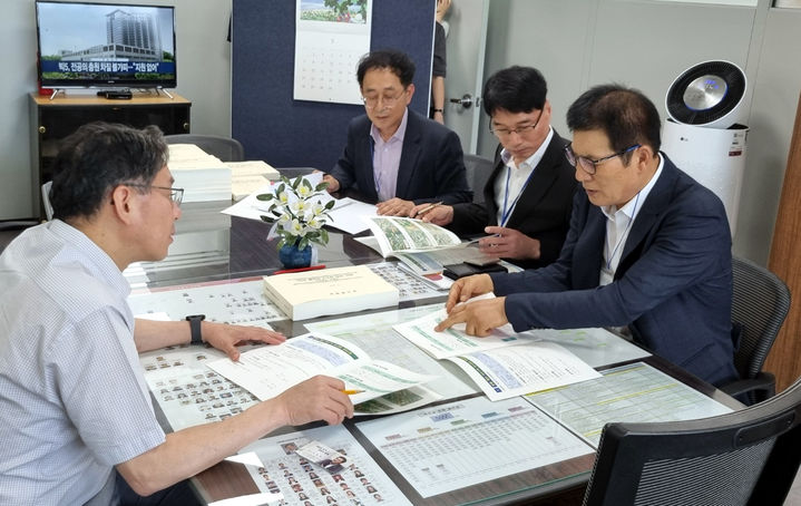 [함평=뉴시스] 이상익 전남 함평군수(맨 오른쪽)가 29일 중앙 부처를 방문해 2025년 현안 사업에 대한 국비 지원을 요청하고 있다. (사진=함평군 제공) photo@newsis.com *재판매 및 DB 금지