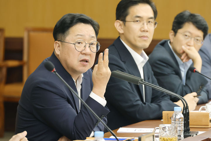 [대전=뉴시스]이장우 대전시장이 29일 주간업무회를 주재한 자리에서 새로 지을 펜싱체육관 이름을 '오상욱 펜싱체육관'으로 명명하겠다고 밝혔다. 2024. 07. 29 *재판매 및 DB 금지