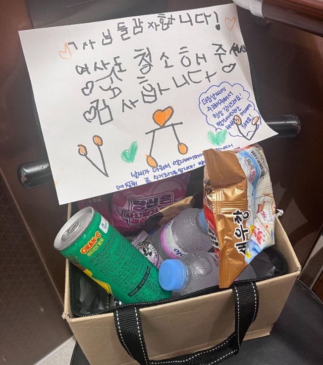 [서울=뉴시스] 한 아파트 엘리베이터 안에 놓인 익명의 손 편지와 간식 상자가 훈훈함을 주고 있다. (사진=보배드림 갈무리) *재판매 및 DB 금지