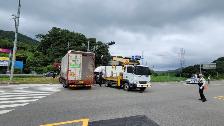 [서산=뉴시스] 29일 충남 서산시 성연면 명천사거리에서 트럭 2대가 충돌하는 교통사고가 발생해 3명이 부상을 입었다. (사진=독자 제공) 2024.07.29. *재판매 및 DB 금지