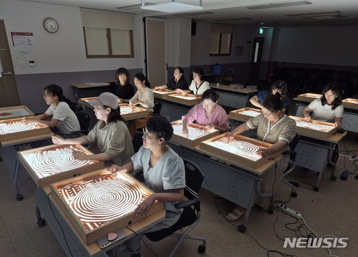 [창원=뉴시스]창원국가산단 내 '문화대장간 풀무' 입주단체인 쿤스트파이의 빛의 모래시계 수업.(사진=경남문화예술진흥원 제공)2024.07.29.  photo@newsis.com