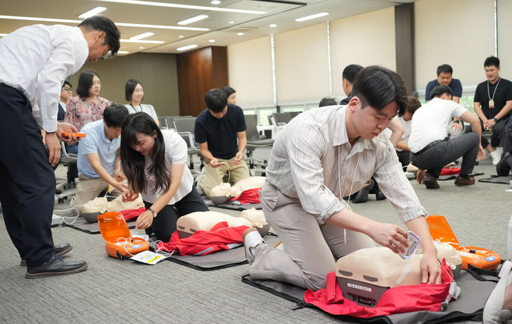 BNK경남은행은 임직원 대상으로 고객과 직원 생명 살리는 심폐소생술 교육 실시.(사진=BNK경남은행 제공) 2024.07.29. *재판매 및 DB 금지