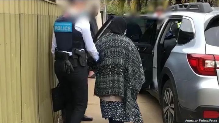 [서울=뉴시스]탈레반의 박해를 피해 2013년 5명의 아이를 데리고 호주 빅토리아로 이주한 아프가니스탄 난민 사키나 무하마드 얀이라는 여성이 딸에게 결혼을 강요했다가, 2019년 딸 루키아 하이다리가 결혼 6주만에 남편에게 21살의 나이로 살해당한 사건에서 호주 법원으로부터 징역 3년형을 선고받았다고 BBC가 29일 보도했다.