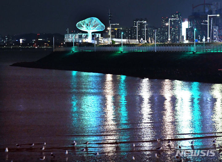 [시흥=뉴시스] 박석희기자=오이도 데크길을 따라 설치된 조명등이 바닷물에 반영된 가운데 아름다움을 자아내고 있다. (사진=시흥시 제공). 2024.7.30. photo@newsis.com *재판매 및 DB 금지