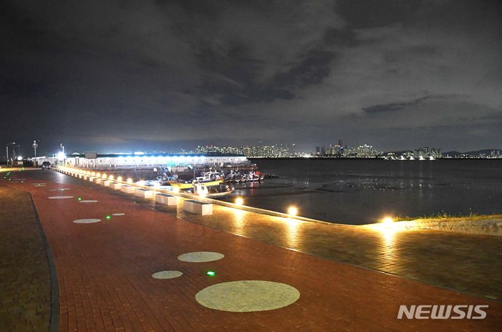 [시흥=뉴시스] 박석희기자=해변가를 따라 구축된 조명등이 어두운 밤길을 환하게 비추는 등 안전한 산책로를 만들고 있다. 2024.7.30. photo@newsis.com *재판매 및 DB 금지