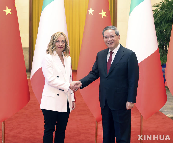 [베이징=신화/뉴시스]리창(오른쪽) 중국 국무원 총리가 중국을 공식 방문 중인 조르자 멜로니 이탈리아&nbsp; 총리와 28일 중국 수도 베이징 인민대회당에서 회담을 하며 악수하고 있다. 2024.07.29.