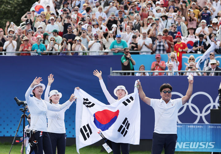 [파리=뉴시스] 김진아 기자 = 임시현, 전훈영, 남수현이 28일(현지시간) 프랑스 파리 레쟁발리드에서 열린 파리 올림픽 양궁 여자 단체전 결승 중국과의 경기에서 슛오프 끝에 승리하며 금메달을 확정 지은 뒤 환호하고 있다. 2024.07.29. bluesoda@newsis.com