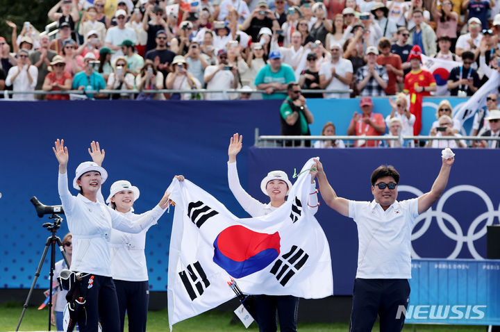 [파리=뉴시스] 김진아 기자 = 임시현, 전훈영, 남수현이 28일(현지시간) 프랑스 파리 레쟁발리드에서 열린 파리 올림픽 양궁 여자 단체전 결승 중국과의 경기에서 슛오프 끝에 승리하며 금메달을 확정 지은 뒤 태극기를 들고 기뻐하고 있다. 2024.07.29. bluesoda@newsis.com