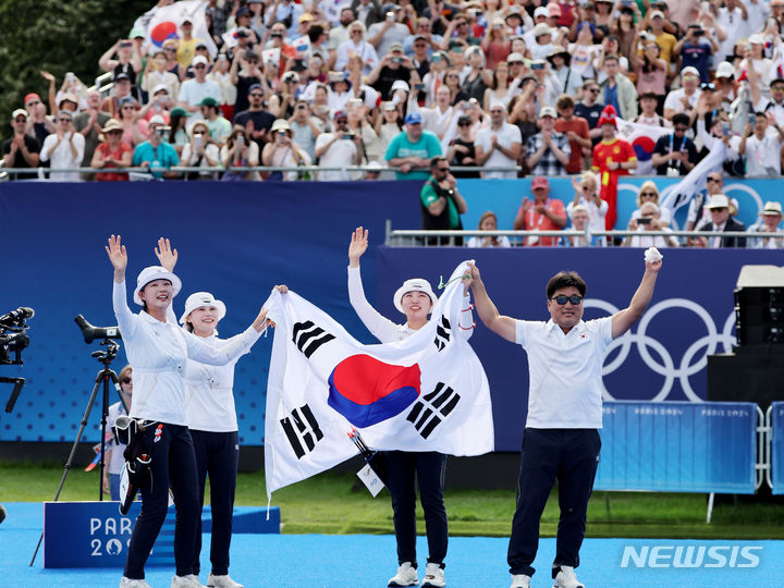 [파리=뉴시스] 김진아 기자 = 임시현, 전훈영, 남수현이 28일(현지시간) 프랑스 파리 레쟁발리드에서 열린 파리 올림픽 양궁 여자 단체전 결승 중국과의 경기에서 슛오프 끝에 승리하며 금메달을 확정 지은 뒤 태극기를 들고 기뻐하고 있다. 2024.07.29. bluesoda@newsis.com